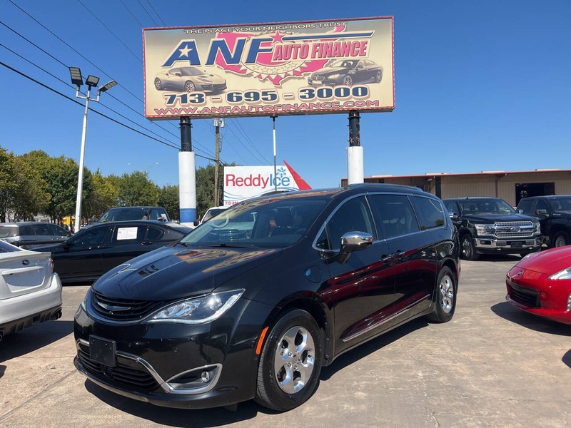 Chrysler Pacifica Vehicle Image 02