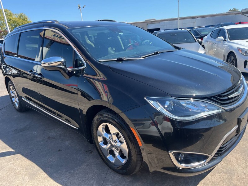 Chrysler Pacifica Vehicle Image 04