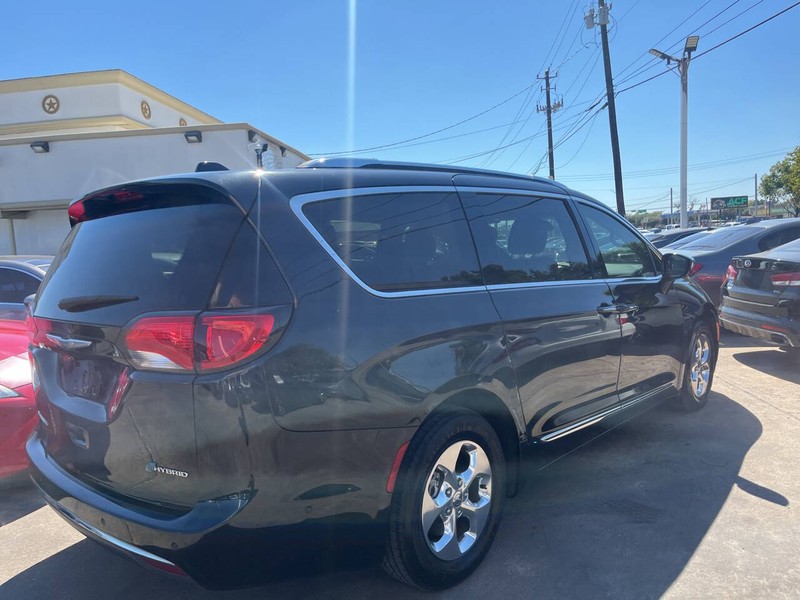 Chrysler Pacifica Vehicle Image 05