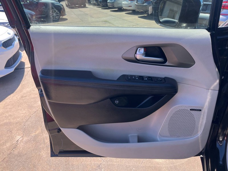 Chrysler Pacifica Vehicle Image 08