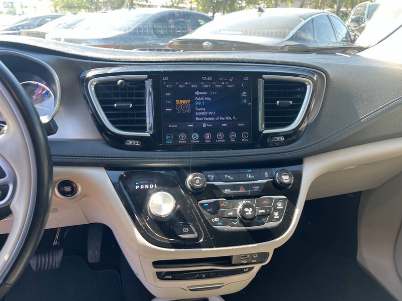 Chrysler Pacifica Vehicle Image 13