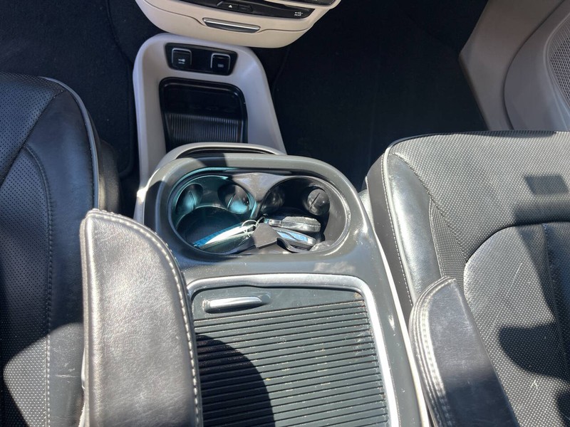 Chrysler Pacifica Vehicle Image 14