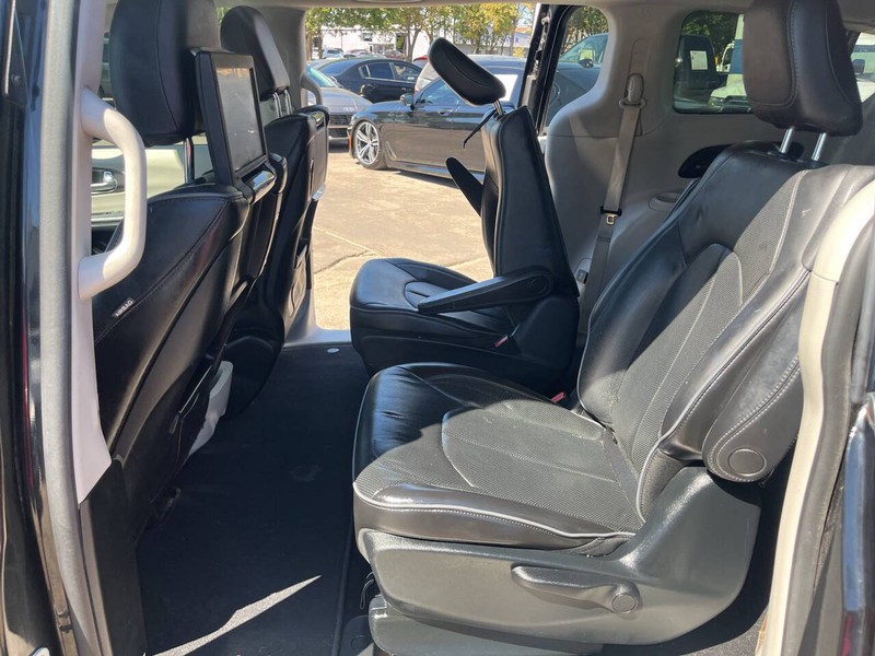 Chrysler Pacifica Vehicle Image 17