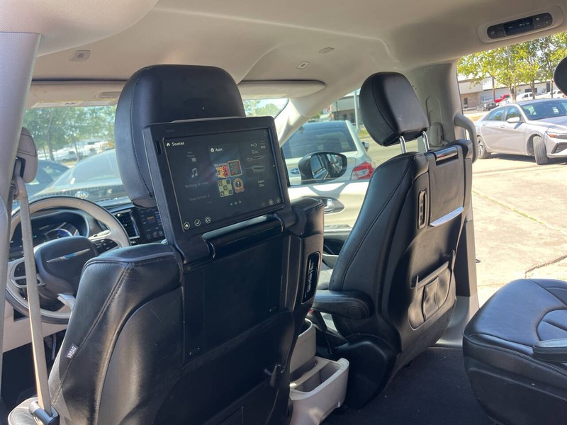 Chrysler Pacifica Vehicle Image 18