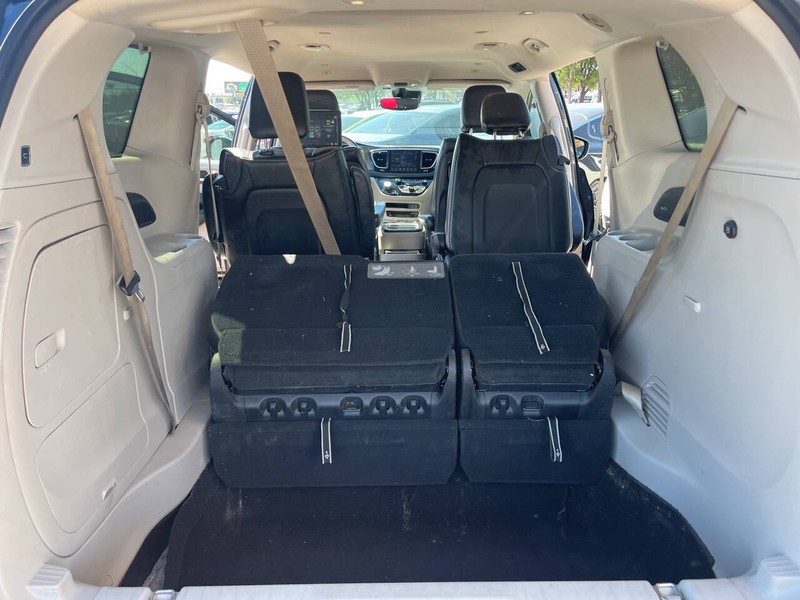 Chrysler Pacifica Vehicle Image 20