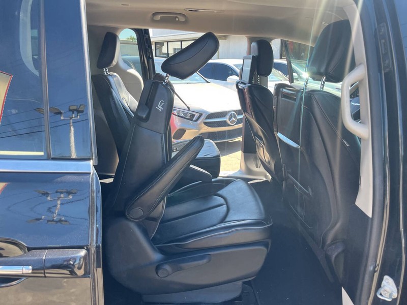 Chrysler Pacifica Vehicle Image 22