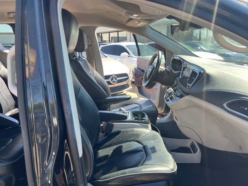 Chrysler Pacifica Vehicle Image 24