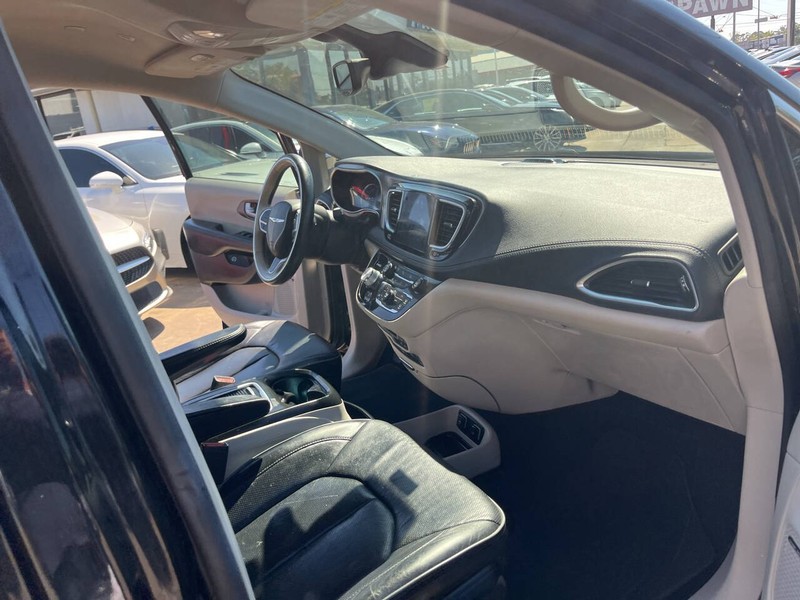 Chrysler Pacifica Vehicle Image 25