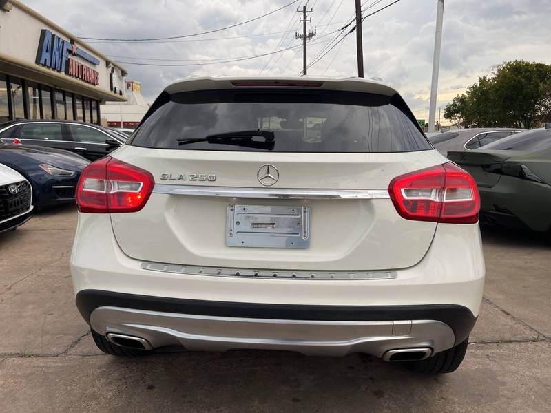 Mercedes-Benz GLA Vehicle Image 04