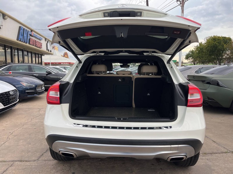 Mercedes-Benz GLA Vehicle Image 09