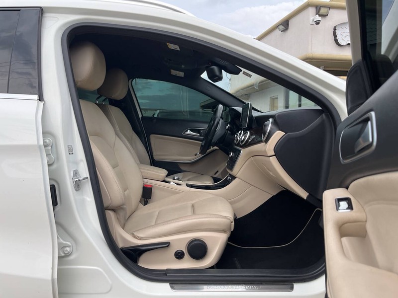 Mercedes-Benz GLA Vehicle Image 11