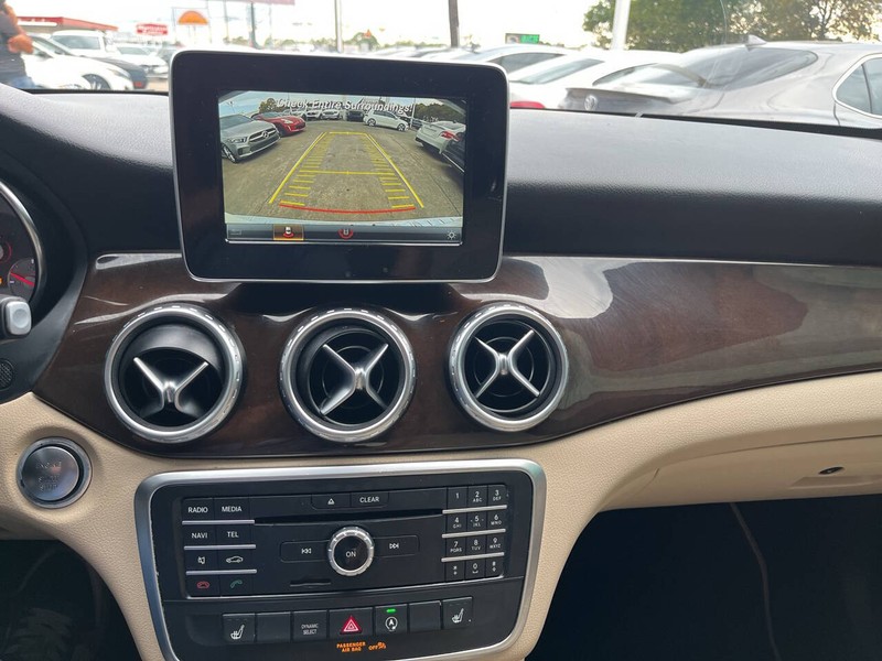 Mercedes-Benz GLA Vehicle Image 12