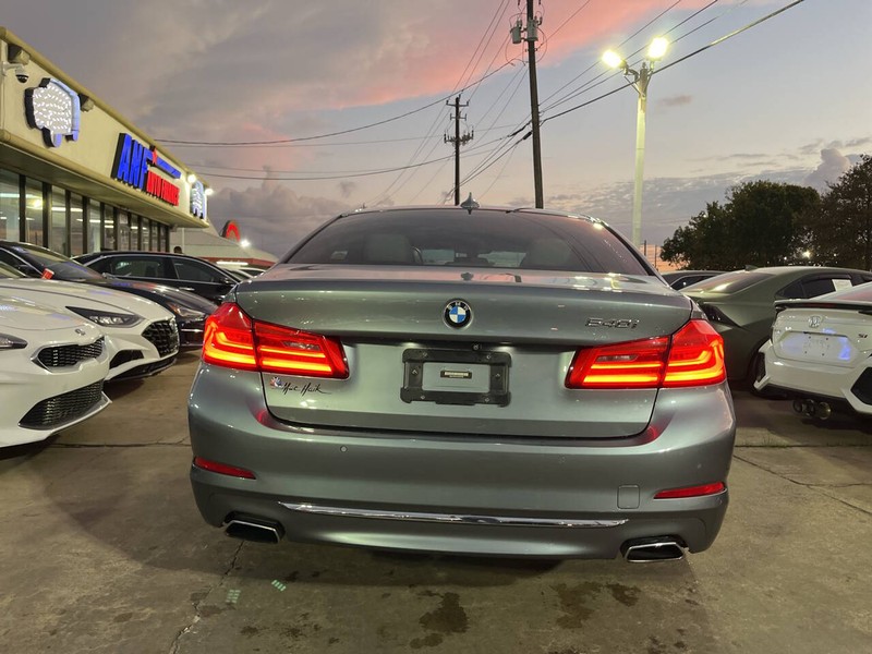 BMW 5 Series Vehicle Image 04