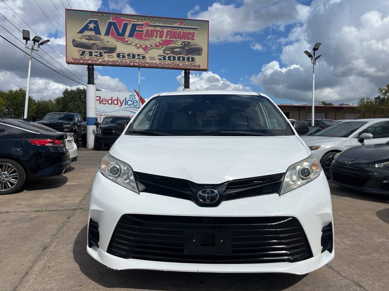 Toyota Sienna Vehicle Image 02
