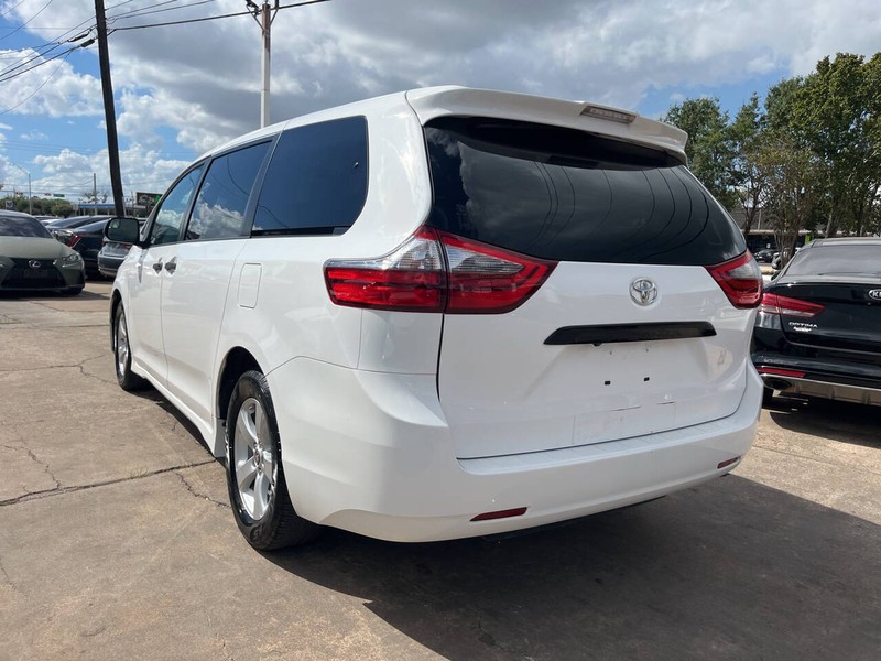 Toyota Sienna Vehicle Image 03