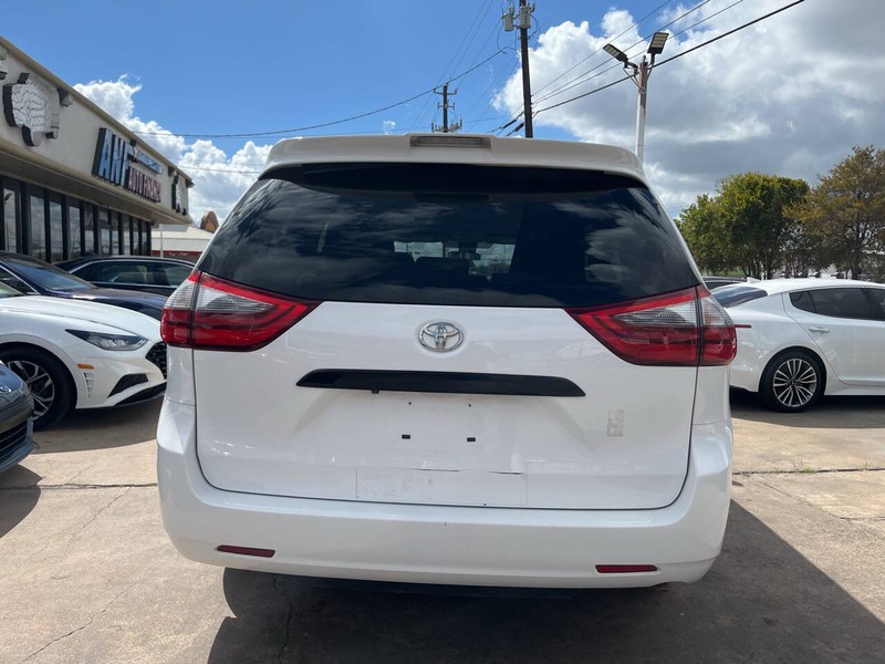 Toyota Sienna Vehicle Image 04