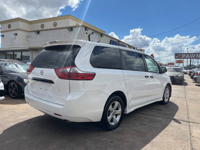 Toyota Sienna Vehicle Image 06