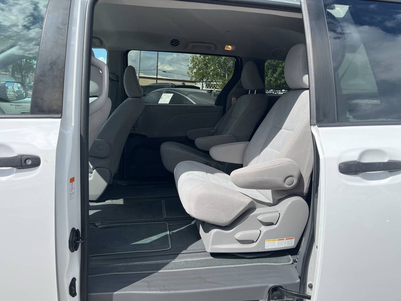 Toyota Sienna Vehicle Image 09