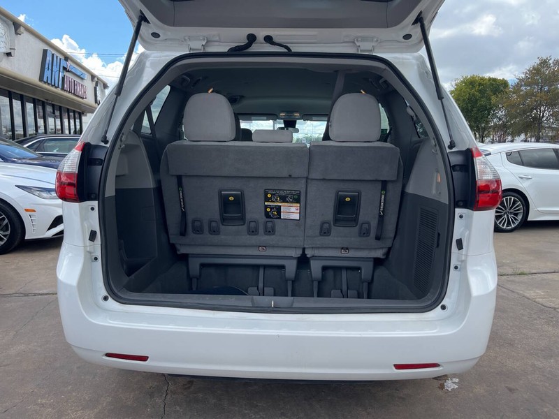 Toyota Sienna Vehicle Image 11