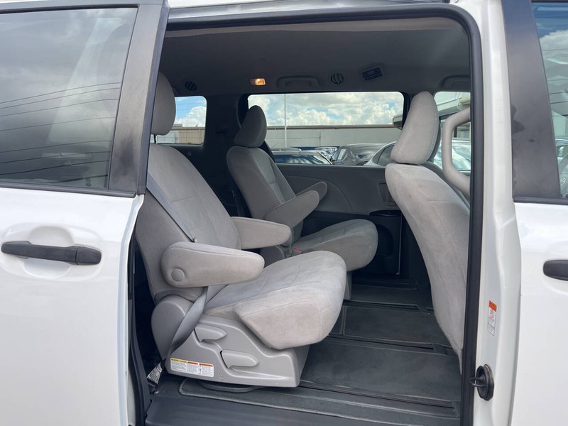 Toyota Sienna Vehicle Image 12