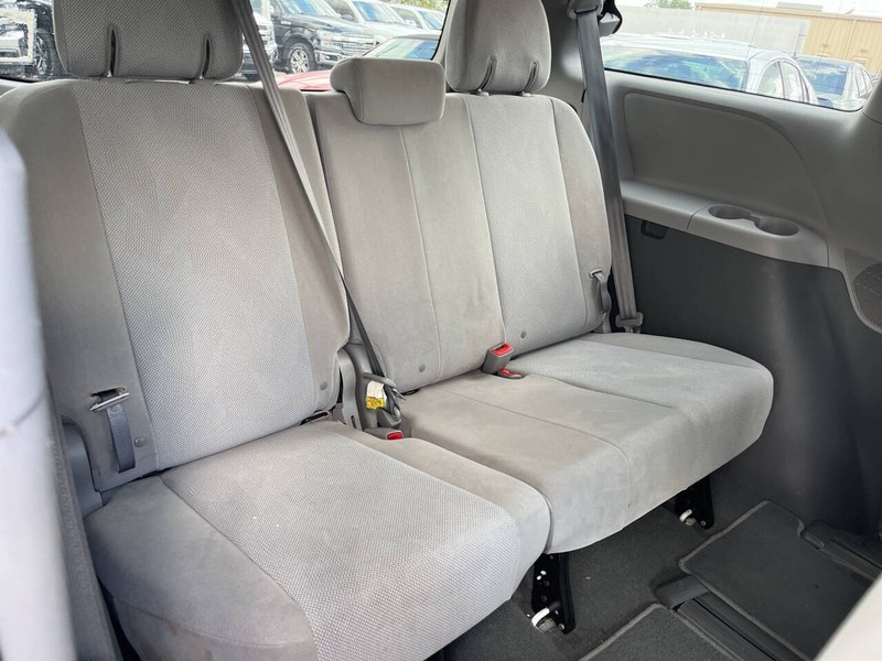 Toyota Sienna Vehicle Image 13