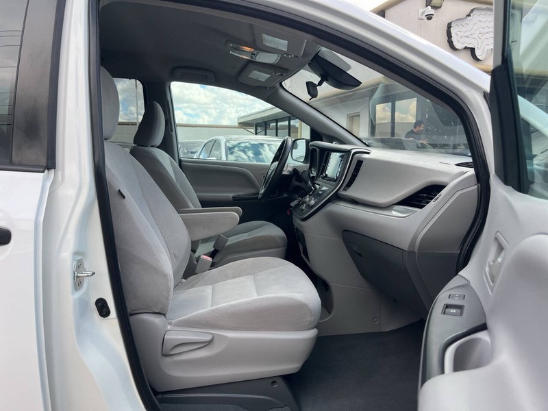 Toyota Sienna Vehicle Image 14