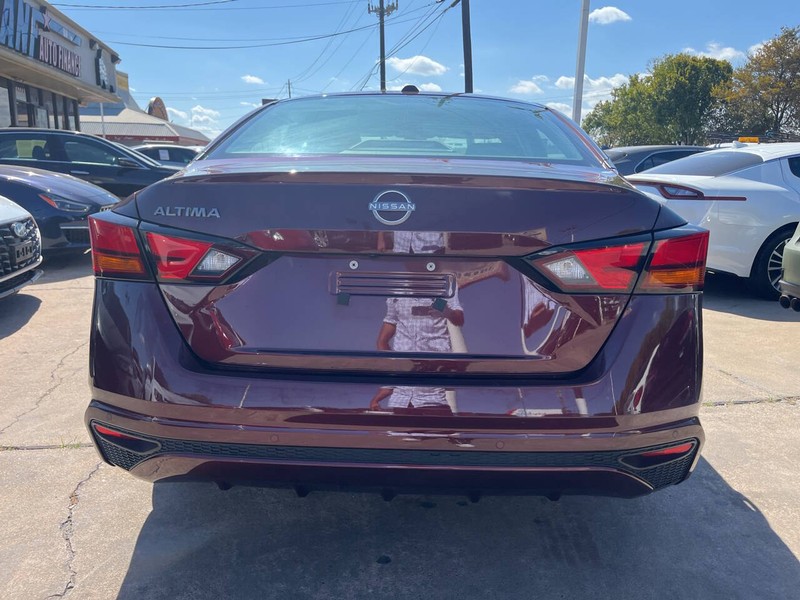 Nissan Altima Vehicle Image 04