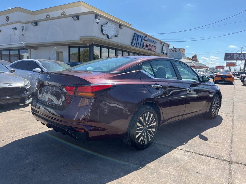 Nissan Altima Vehicle Image 05