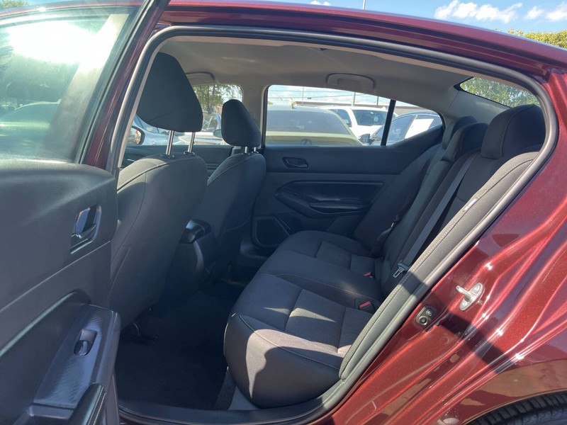 Nissan Altima Vehicle Image 09