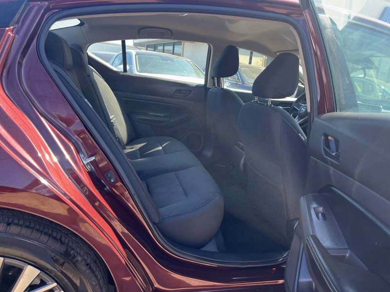 Nissan Altima Vehicle Image 10