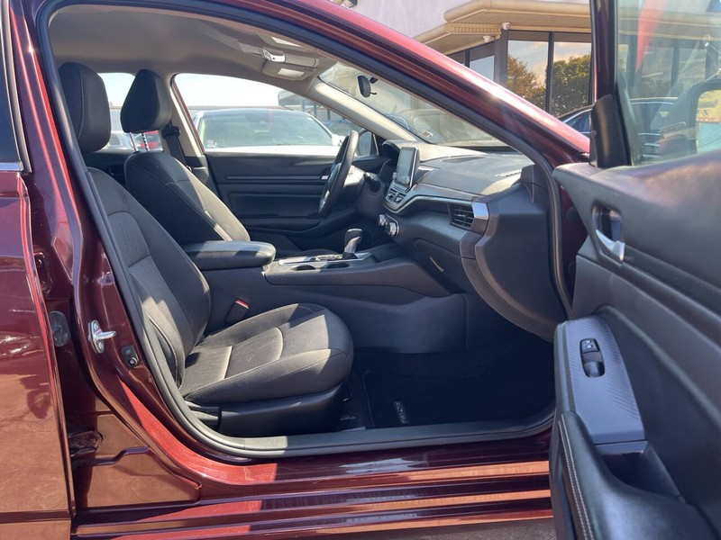 Nissan Altima Vehicle Image 11