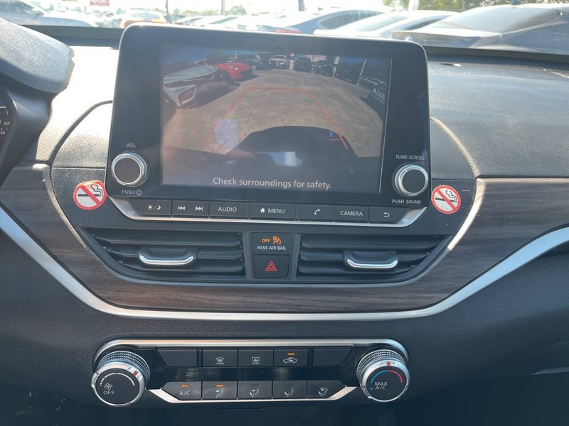 Nissan Altima Vehicle Image 12