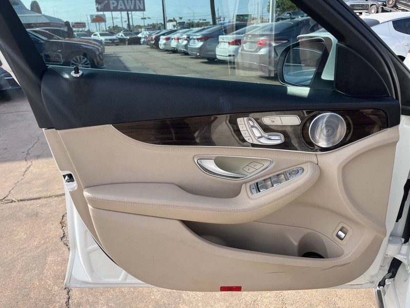 Mercedes-Benz C-Class Vehicle Image 05