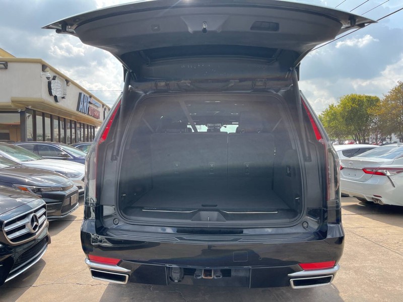 Cadillac Escalade ESV Vehicle Image 10