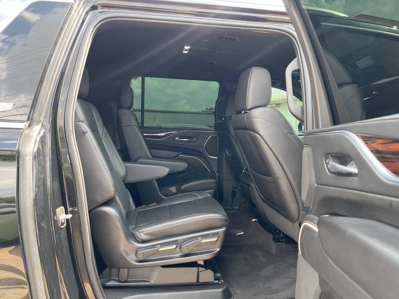 Cadillac Escalade ESV Vehicle Image 11