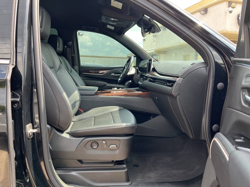 Cadillac Escalade ESV Vehicle Image 13