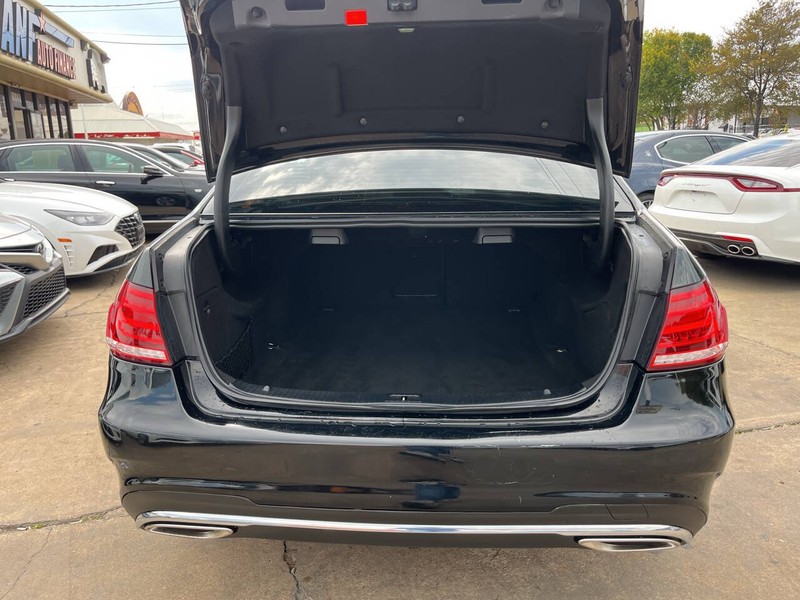 Mercedes-Benz E-Class Vehicle Image 09