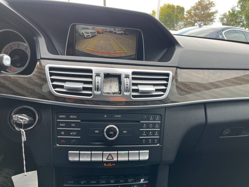 Mercedes-Benz E-Class Vehicle Image 12