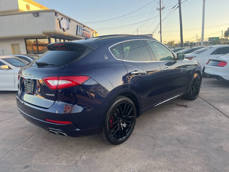 Maserati Levante Vehicle Image 04