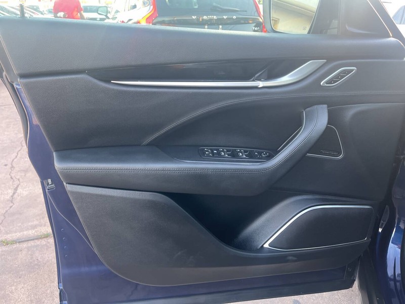 Maserati Levante Vehicle Image 08