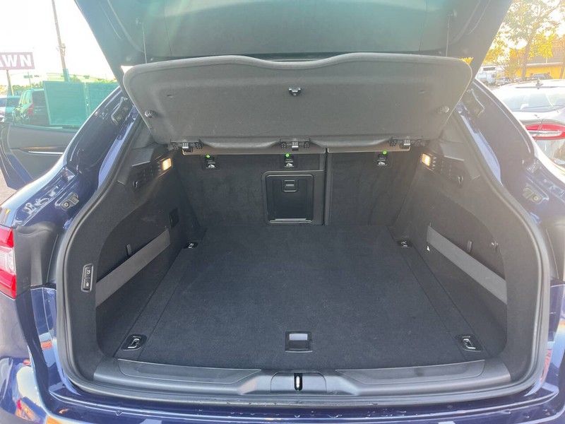 Maserati Levante Vehicle Image 21