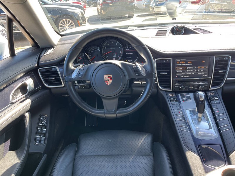 Porsche Panamera Vehicle Image 16