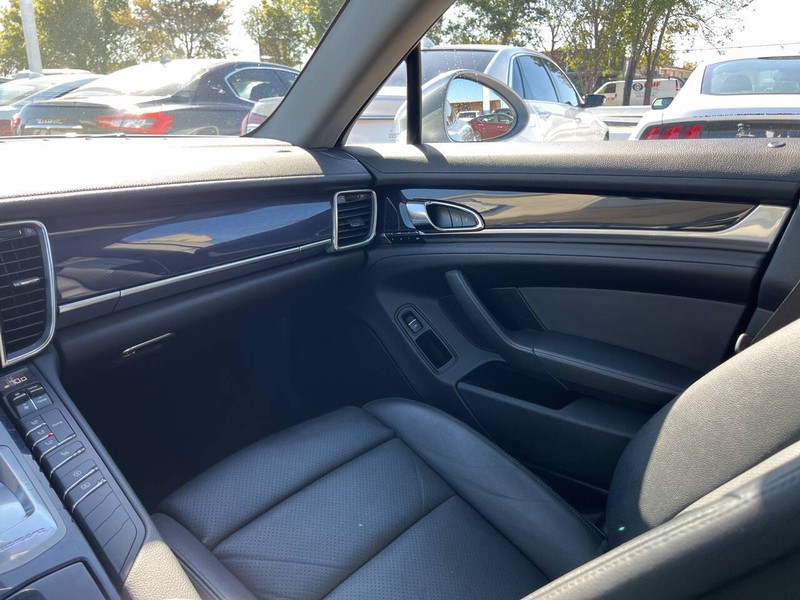 Porsche Panamera Vehicle Image 17