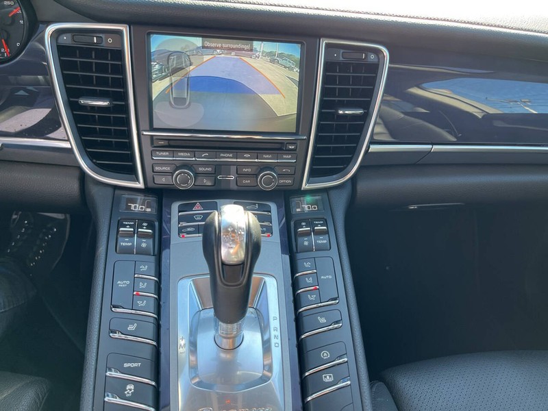 Porsche Panamera Vehicle Image 18