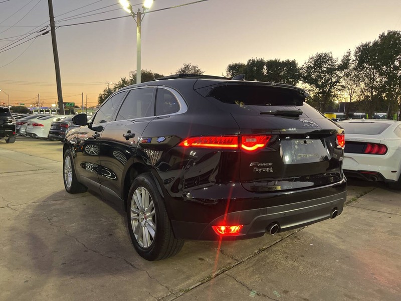 Jaguar F-PACE Vehicle Image 03