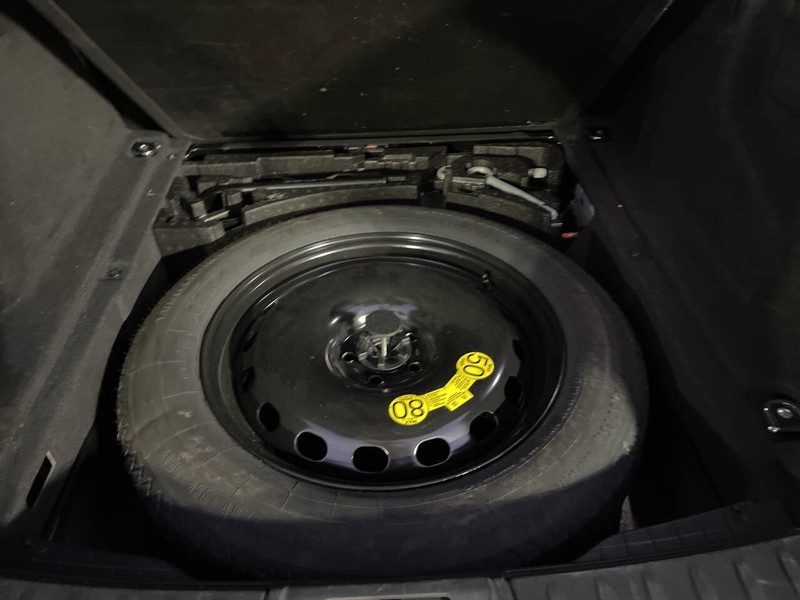 Jaguar F-PACE Vehicle Image 11