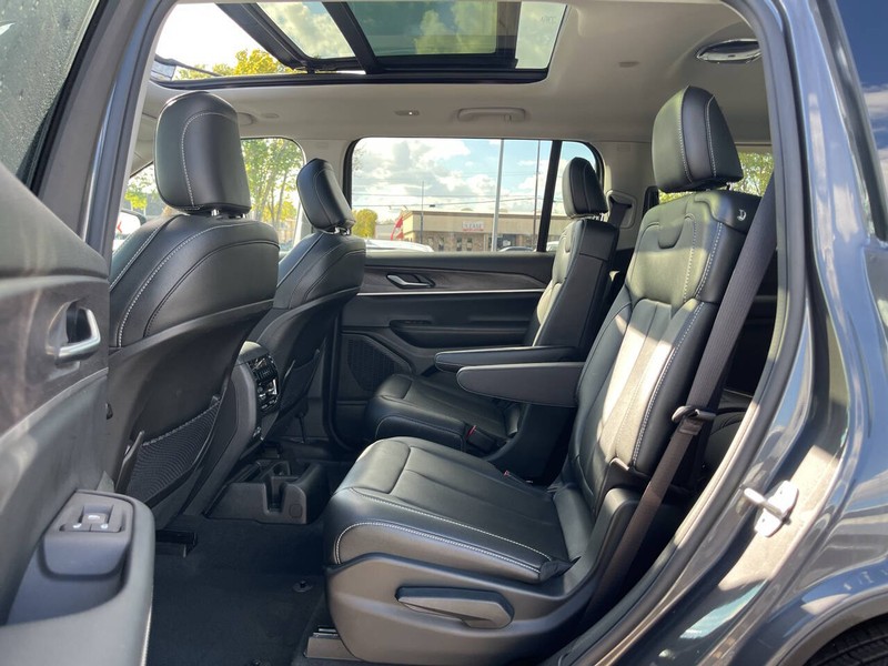 Jeep Grand Cherokee L Vehicle Image 10