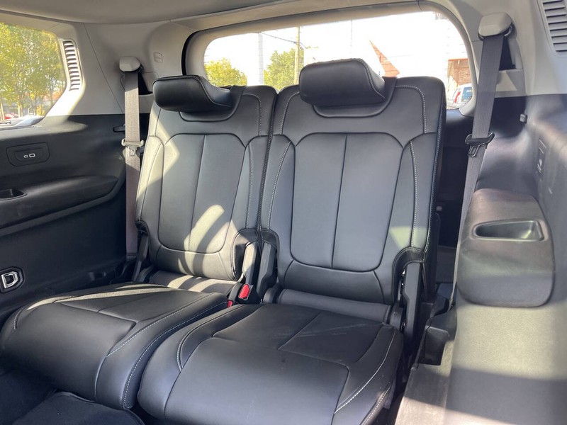 Jeep Grand Cherokee L Vehicle Image 11