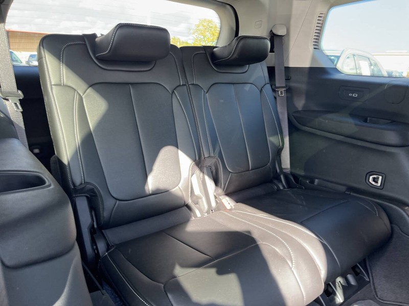 Jeep Grand Cherokee L Vehicle Image 16