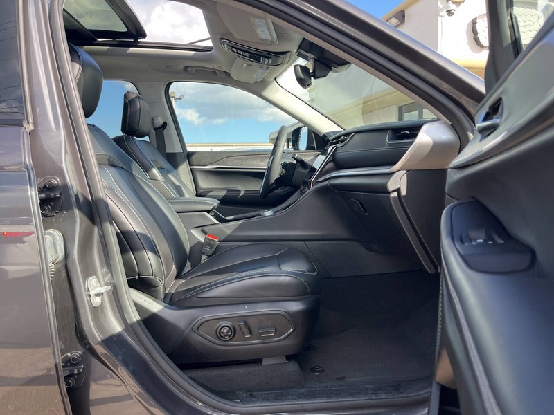 Jeep Grand Cherokee L Vehicle Image 17